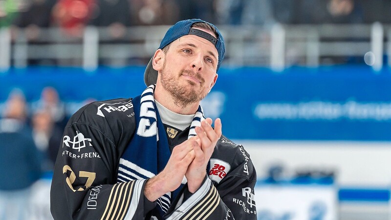 So ganz spurlos ging der Abschied, den die Tigers und ihre Fans ihm und seiner Familie nach dem letzten Hauptrundenspiel im Stadion am Pulverturm gegen Wolfsburg und in der letzten Woche bei der Saison-Abschlussfeier bereiteten, an Sandro Schönbergers Gemüt nicht vorüber. Auch wenn der 37-Jährige nach 16 Jahren bei den Tigers seine Karriere als Spieler noch nicht ganz beendet, sondern noch ein Jahr in Bad Tölz dranhängt, gesteht er im Interview, dass "die Traurigkeit bei ihm im Moment überwiegt".