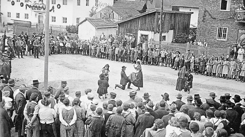 Die neuen Machthaber wollten in Miltach den Bürgern zeigen und demonstrieren, wie volkstümlich das neue Regime sei.