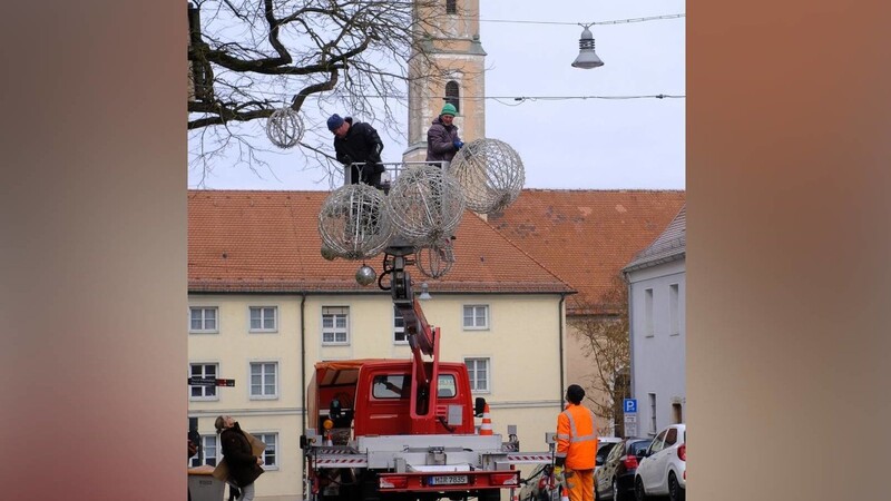 Knapp drei Monate hing die Winterbeleuchtung in der Innenstadt. Jetzt wird sie abgenommen.