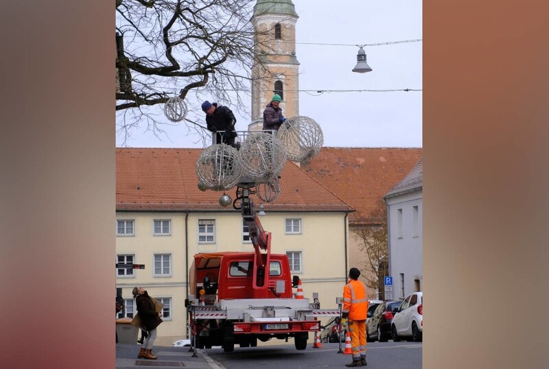 Knapp drei Monate hing die Winterbeleuchtung in der Innenstadt. Jetzt wird sie abgenommen.