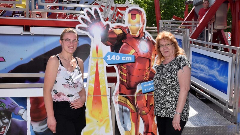 Lisa Kirschbaum (l.) und Rosi Markus (r.) vom rasanten Fahrgeschäft Avenger Royal kamen das zweite Mal in Folge aufs Moosburger Frühlingsfest.