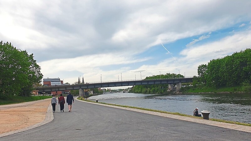 Die Uferstraße, die unter der Nibelungenbrücke hindurchführt, ist in einem ersten Abschnitt nun geteert. Ein weiterer Abschnitt bis zum Österreicher Stadel folgt.