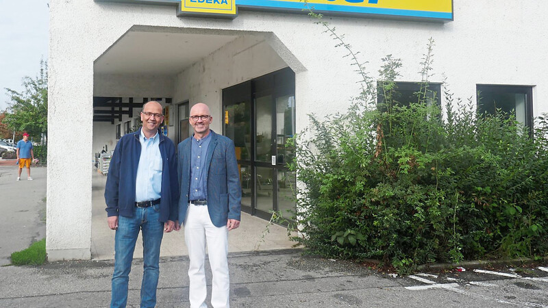 Bürgermeister Strauß (r.) und Wolfgang Huber vor dem Edeka-Markt.