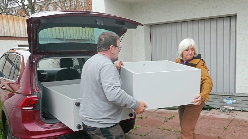 Alois Retzer und Maria Daschinger mit Bauteilen für die neuen Regale.