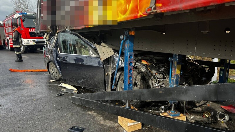 Der Fahrer wurde schwer verletzt in ein Krankenhaus gebracht.