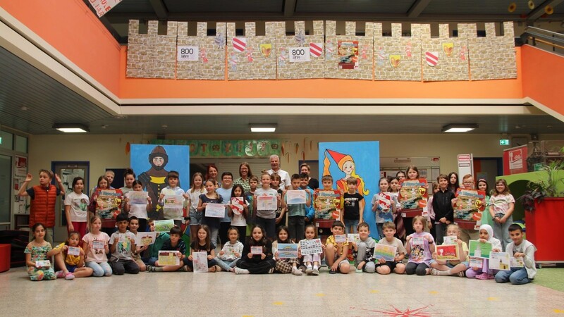 Die Kinder der AGs Theater, Musik und Chor, die Lehrerinnen Renate Scholz (hinten, v. l.) und Kathrin Himmel sowie Rektor Andreas Fischer und Konrektorin Susanne Achatz präsentierten das Theaterstück und die Glückwunschkarten in der Aula der Grundschule.