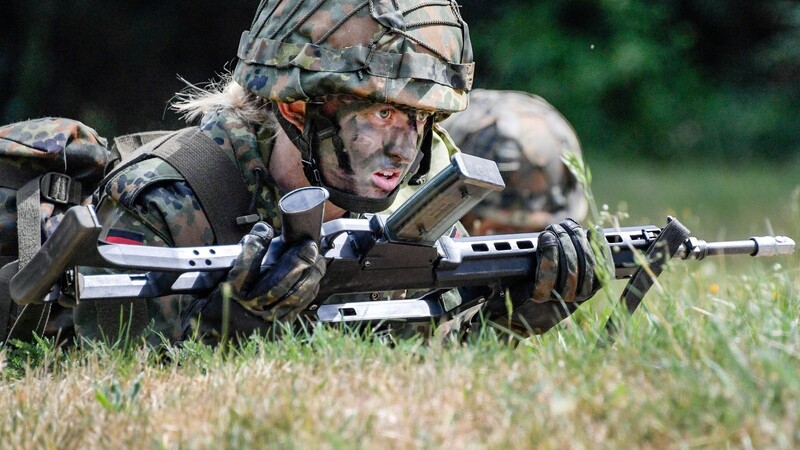 Die Bundeswehr ist seit einer Grundgesetzänderung uneingeschränkt für Frauen geöffnet.