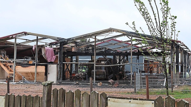 Sachschaden im siebenstelligen Eurobereich entstand beim Brand eines holzverarbeitenden Betriebes in Michelsneukirchen. Auch am Tag danach beschäftigt der Einsatz die Feuerwehren.