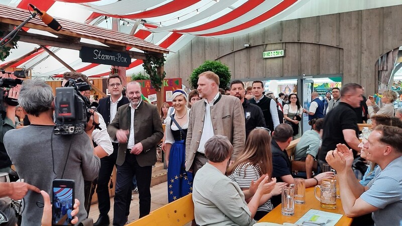 Manfred Weber (Mitte) mit Christian Doleschal (links) und Peter Aumer (rechts).