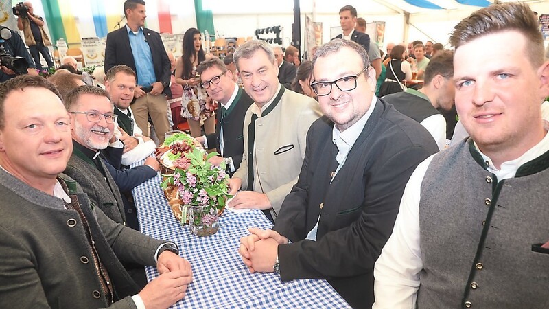 Gut gelaunt zeigte sich Dr. Markus Söder am Samstag beim Holzlandvolksfest. Gemeinsam mit Landrat Martin Bayerstorfer, den Gemeindebürgermeistern und den Organisatoren nahm er am Ehrentisch Platz.