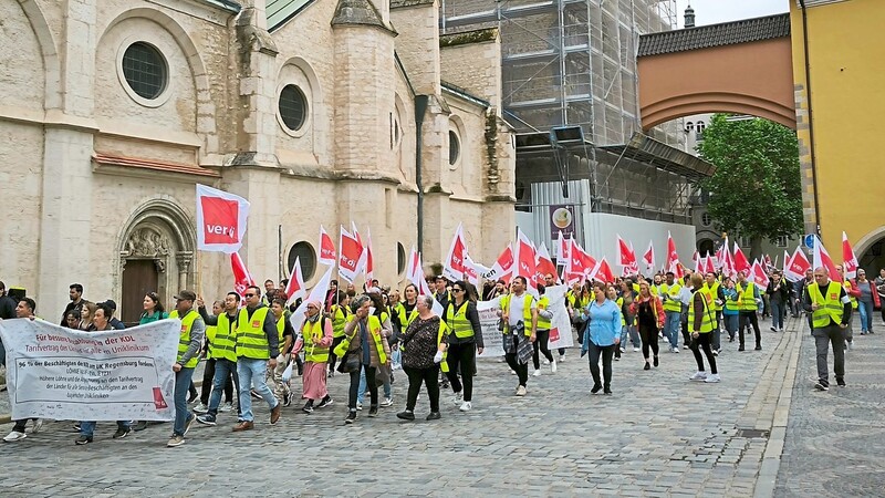 Etwa 300 Demonstranten sind erneut für bessere Löhne auf die Straßen gegangen.