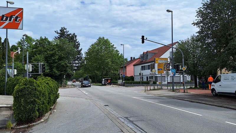 Arbeiter sind beschäftigt, die Ampel in Betrieb zu setzen.