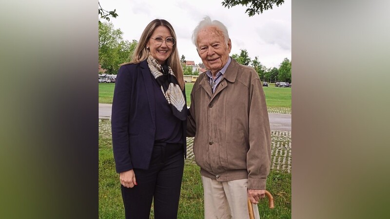 Altbürgermeister Josef Billinger ist noch gut zu Fuß. Vor wenigen Tagen spazierte er mit Sibylle Entwistle vom Geschwister-Lechner-Haus zur Kolpinggaststätte.