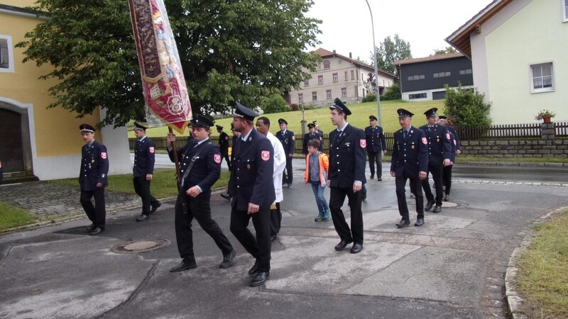 Mit den Fahnen zog die Feuerwehr zur Kirche.