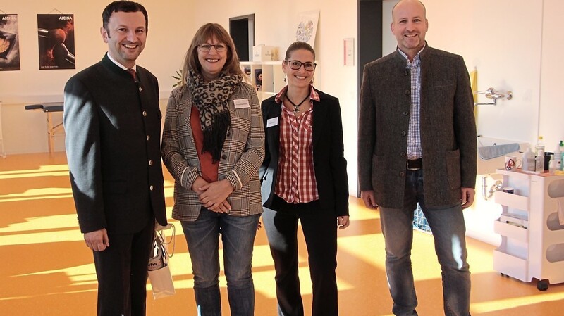 Im Bild (v.li.): Markus Hofmann, Petra Stahlmann (Leiterin Wellness-Kosmetik-Schule), Katrin Löffler und Alfons Klostermeier (beide Tourismusakademie)