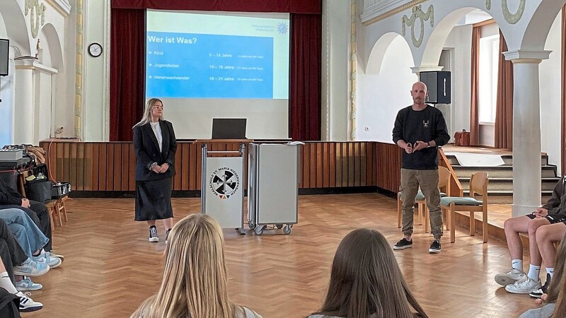 Rudi Schmuderer gemeinsam mit seiner Kollegin bei einem Zivilcourage-Kurs in der Realschule Niederviehbach.