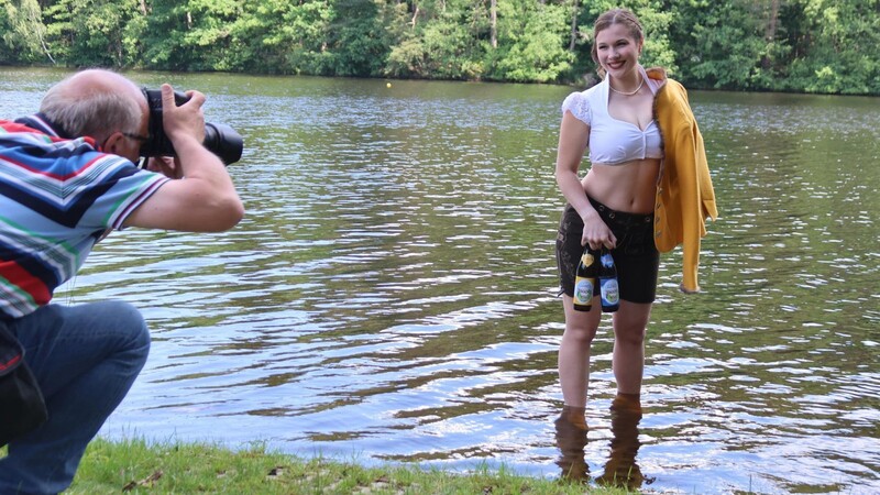 Die Rodingerin Melanie Hofweber ist eines von fünf Models für den Jacob-Weißbierkalender, der in dieser Woche rund um den Bodenwöhrer Hammersee entsteht.