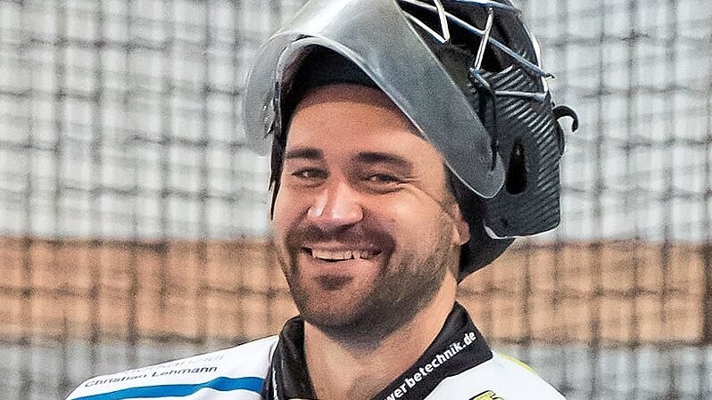 Nichts unversucht lässt der IHC Atting, um den drohenden Abstieg zu verhindern. Wegen der aktuellen Personalknappheit wird Goalie Raphael Heitzer reaktiviert, der eigentlich seinen Rücktritt erklärt hatte. Ebenso wie Thomas Bauer.