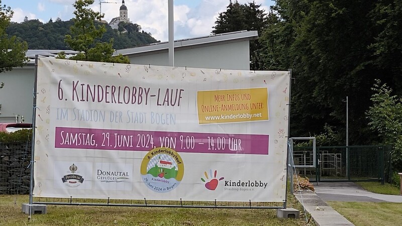 Erstmals wird mithilfe eines Bauzaun-Banners für den Kinderlobbylauf geworben. Die Mitarbeiter des Bogener Bauhofs haben das Banner am Dienstag beim "Bogener Bogen" gut sichtbar aufgestellt.