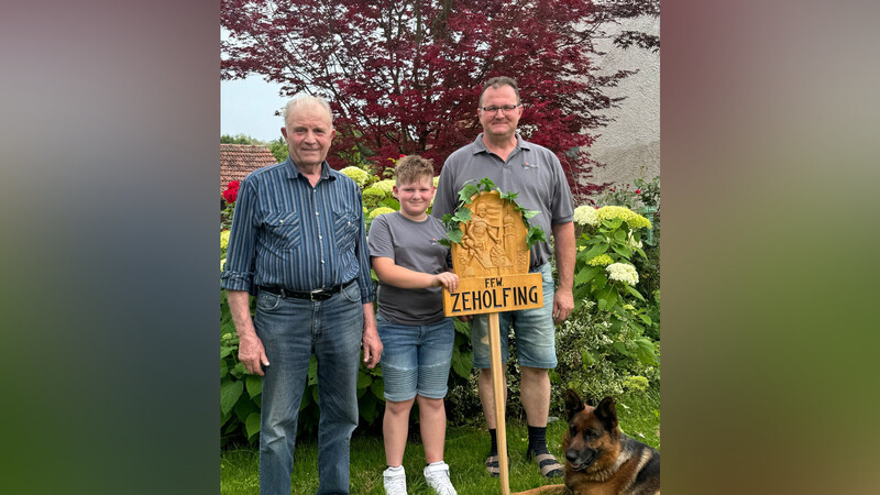 Ehrenvorsitzender Hans Nüßl senior (v. l.), Taferlbub Johannes Nüßl und Hans Nüßl junior - drei Generationen teilen sich die Leidenschaft für das Feuerwehrwesen.