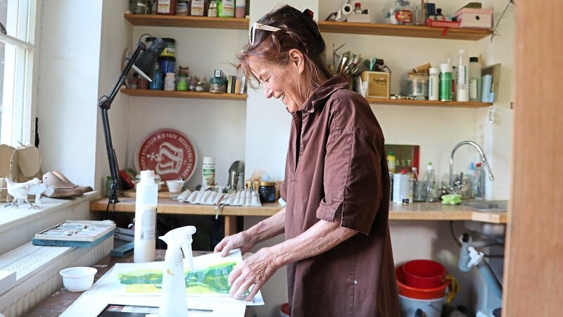 Renate Haimerl Brosch in ihrem Atelier in Neukirchen. 2019 erhielt sie den Kulturpreis der Dr.-Franz-und-Astrid-Ritter-Stiftung.