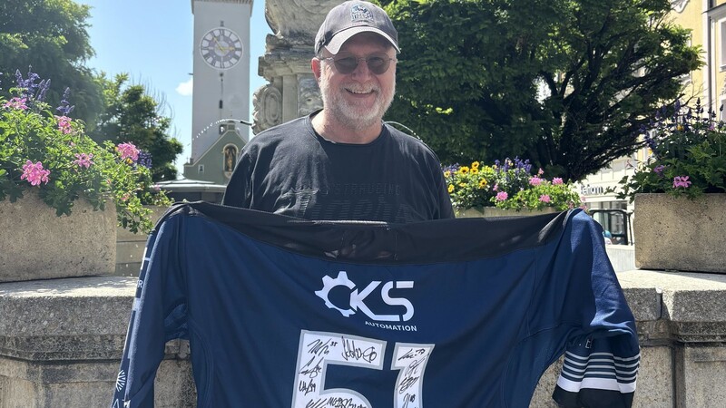 Peter Schnettler zeigt sein Trikot mit den Unterschriften der Tigers-Spieler.