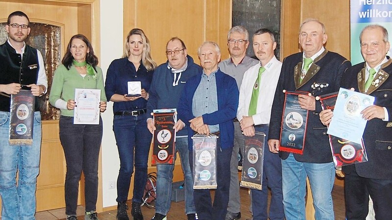 Auszeichnungen gab es für (v. l.) Johannes Sagstetter, Viola Dziuba, Ines Brezovec, Günter Wurst, Franz Ecker, Josef Hanauer, Armin Baumgartner, Hans Sagstetter und Franz Hiergeist.