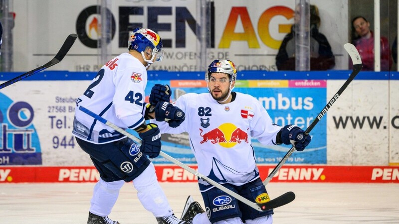 Der Matchwinner: Chris DeSousa (r.) feiert mit Yasin Ehliz seinen 2:1-Siegtreffer für den EHC gegen Bremerhaven.