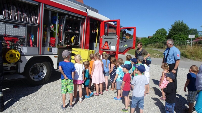 Die Feuerwehr besuchte die Kinder im Kinderland.