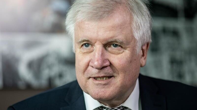 Horst Seehofer (CSU), Bundesminister für Inneres, Heimat und Bau, aufgenommen bei einem Interview mit der Deutschen Presse-Agentur dpa. Foto: Michael Kappeler