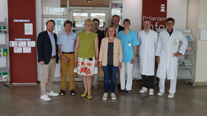 Sind froh über ein neues Angebot an Menschen mit Krebs und ihre Angehörigen (v.l.): Klinikum-Geschäftsführer Dr. Martin Baumann, Johann Reiner und Rosemarie Freundorfer (Vertreter von Selbsthilfegruppen), Diplom-Psychologe Markus Besseler, Psychoonkologin Ingrid Raab-Neiser (sie wird in der Sprechstunde beraten), Prof. Dr. Günter Schlimok, Präsident der Bayerischen Krebsgesellschaft, Barbara Notz vom Patienteninformationszentrum, Prof. Dr. Johann Grassinger und Dr. Christoph Haberl von der Onkologie des Klinikums.