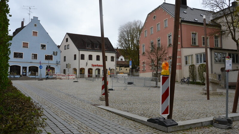 Der Baum auf dem Marktplatz von Au hat es nicht geschafft und wurde inzwischen gefällt. An gleicher Stelle soll jetzt eine Linde mit einem später einmal drei Meter hohen Stamm und weit ausladender Krone als Schattenspender gepflanzt werden.