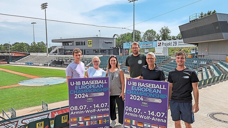 Das Orga-Team der Guggenberger Legionäre in der Armin-Wolf-Arena, von links: Leonard Mössinger, Marta Bonessi, Andrea Brunner, Jonas Buchholz, Armin Zimmermann und Gerrit Gramalla.