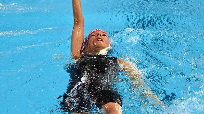 Annke Conradi zieht sich per Kraulzug durch das Schwimmbecken.