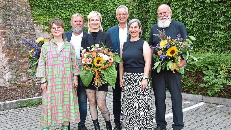 Der renommierte Preis der Dr.-Franz-und-Astrid-Ritter-Stiftung 2024 ging in diesem Jahr an die gebürtige Straubingerin Barbara Muhr (3.v.l.). Über die 19. Verleihung im 20. Jahr des Bestehens der Stiftung freuten sich (v.l.) Laudatorin Maria Lang, Hubert Huber (GBK Niederbayern), Oberbürgermeister Markus Pannermayr, Carolin Ahrendt (Geschäftsführerin Ritter-Stiftung) und Erich Gruber (GBK Straubing).