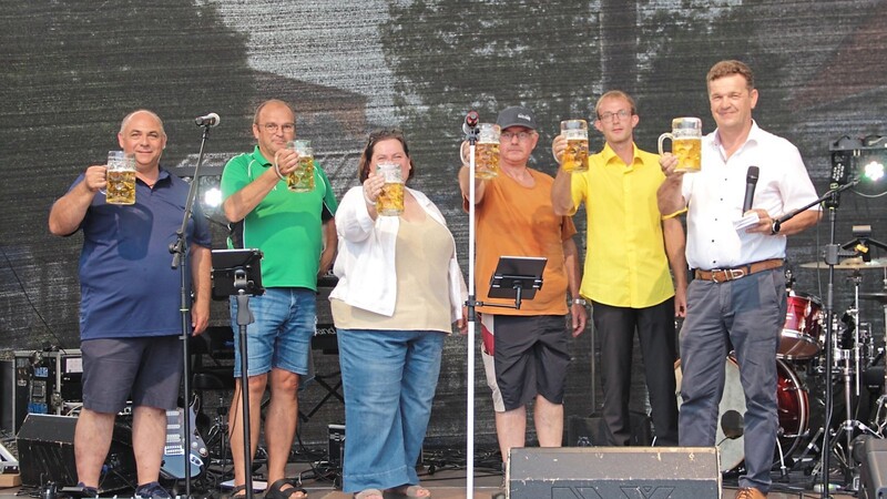 Die Krüge hoch auf ein gelungenes zweitägiges Bürgerfest am Stadtplatz: (v.l.) Stadtkommandant Manfred Ziegler, Spvgg-Vorsitzender Werner Sixt, Kulturreferentin Susanne Brotzaki, Josef Rainer (Vorsitzender Kolpingsfamilie, Bauhofleiter Michael Pokoj-Metag und amtierender Bürgermeister Kurt Erndl.