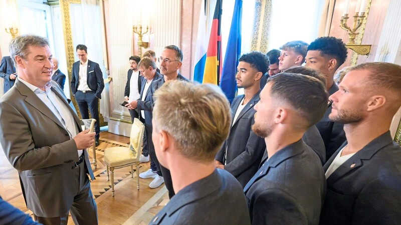 Ministerpräsident Markus Söder mit der Mannschaft des SSV Jahn.