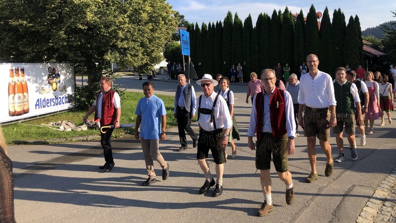 Franz Stubenhofer (Brauerei Aldersbach), Pfarrer Pater Stephan, Altbürgermeister Reinhard Schwarz, Adam Freiherr von Aretin (Brauerei Aldersbach) und zweiter Bürgermeister Hans Probst beim Einzug ins Festzelt (vorn, v. l.)