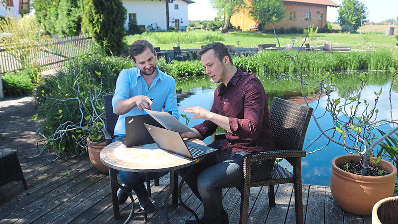 Arbeiten am "Berater-Teich": Korbinian Günnewig (l.) und Maximilian Nuss kommen auf dem großen Anwesen der Günnewigs in Landau an der Isar oft mit ihren Mitarbeitern zu Meetings zusammen.