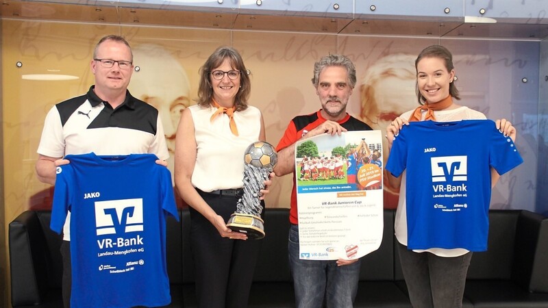 Präsentierten die Spielpläne, die Shirts für jeden Spieler sowie den neuen Wanderpokal: (v.l.) Sven Seggelmann, Juniorentrainer beim FSV Landau, VR-Bank-Direktorin Claudia Engemann, FSV-Juniorenleiter Heiner Hofner und Ronja Schnitt von der VR-Bank Landau-Mengkofen.