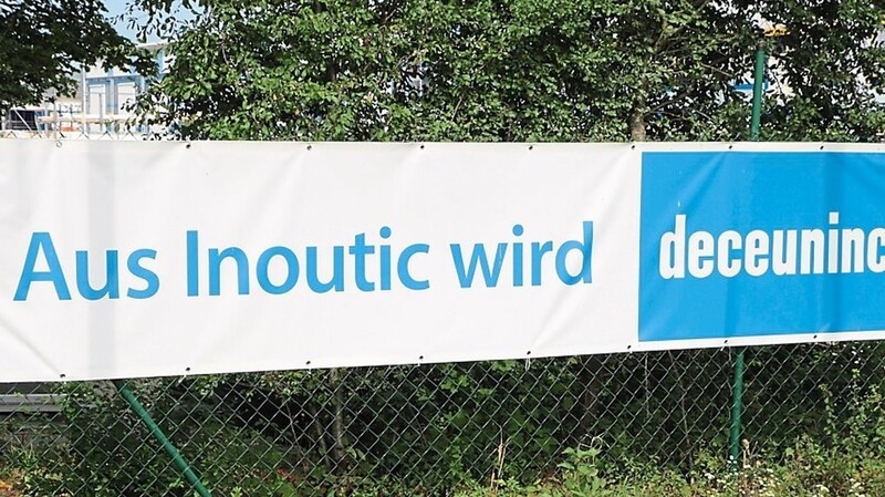 Das Banner am Firmenstandort in Hunderdorf weist auf die geplante Neuausrichtung hin. Künftig heißt das Unternehmen Deceuninck Germany. Im Zuge dessen wird die Produktion an europäische Standorte mit niedrigerem Lohnniveau als in Deutschland verlagert.