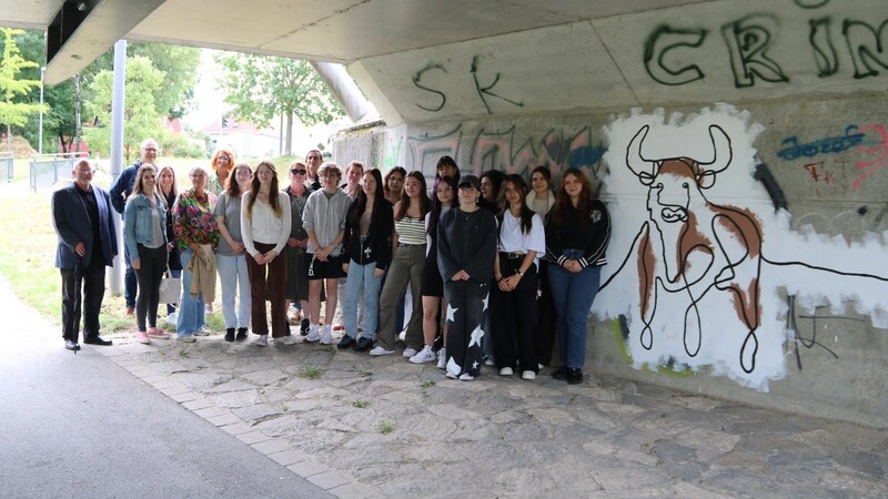 Die FOS-Schülerinnen mit (von links) Bürgermeister Werner Schäfer, Katrin Leibl, Marion Fischer, Jörg Bär und Cristina Pop von Kultur- beziehungsweise Tiefbauamt sowie Schulleiterin Sonja Padberg und den Lehrern Petra Lummer, Sasha Graza und Simon Fromm.