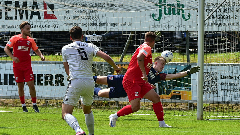 Da sah es noch nach einem Coup der Seebacher aus: Kilian Schwarzmüller, Ex-Hankofener, traf per Kopf gegen den eingewechselten SpVgg-Torhüter Matthias Petermann zum 2:0.