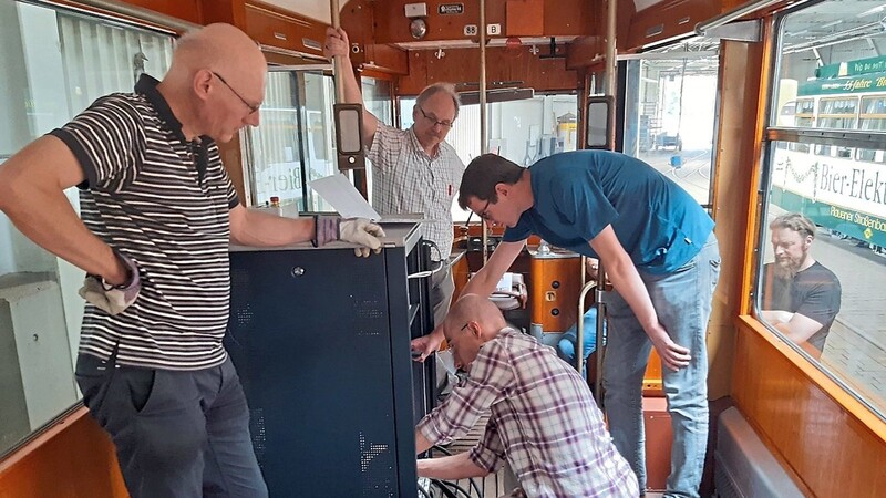 In der Straßenbahn bei dem Test. Am 21. September feiert die Plauner Straßenbahn 130 Jahre, bei dieser Gelegenheit kann der "Alte Regensburger Triebwagen" batterieelektrisch fahrend besichtigt werden.