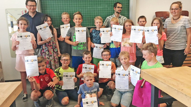 Luca Schwarzensteiner (kniend, 3.v.r.) hat als Grundschüler gleich zwei Mal bei "Schüler entdecken Technik" mitgemacht.