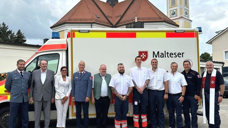 Die Verantwortlichen und Ehrengäste freuten sich über die neue Rettungswache in Ergoldsbach.