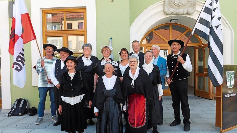 Zum Festakt waren die Bretonen in ihrer Tracht erschienen.