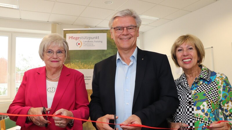 Bei der offiziellen Eröffnung des Pflegestützpunktes im VHS-Gebäude (v. l.): Moosburgs Seniorenreferentin Karin Linz, Kreis- und Bezirksrat Rainer Schneider und stellvertretende Landrätin Anita Meinelt.