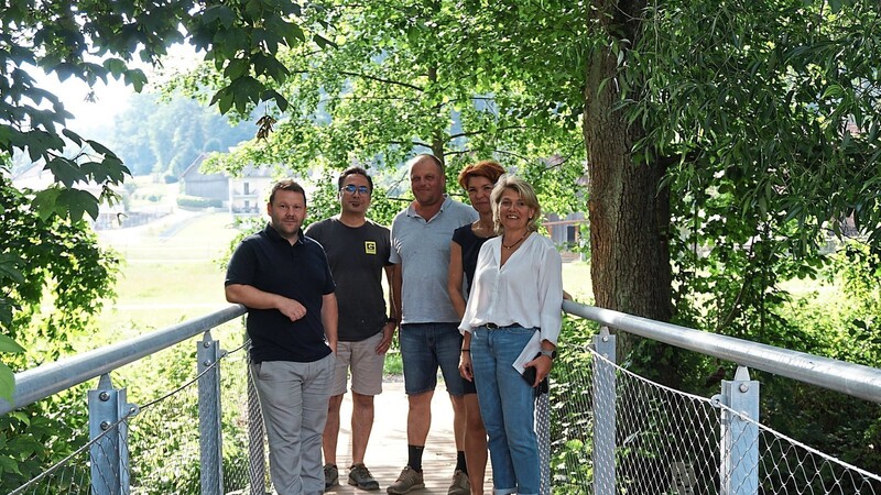 Die Höllbachbrücke erhielt ein neues Geländer und neuen Holzbelag. Damit sind die Brückensanierungsarbeiten in der Gemeinde Wiesent abgeschlossen; von links: Florian Fleischmann, Saghari Siamiak, Horst Jetschina, Bettina Linser und Elisabeth Kerscher.