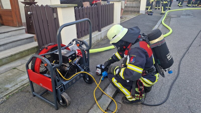 Angehörige der Feuerwehr belüfteten das Wohnhaus.